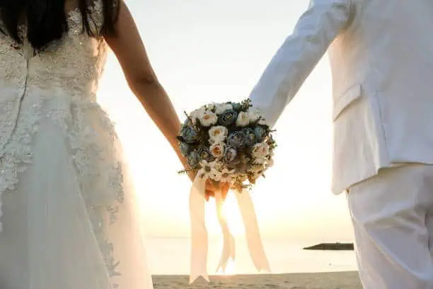 Hochzeitspaar im Sonnenschein