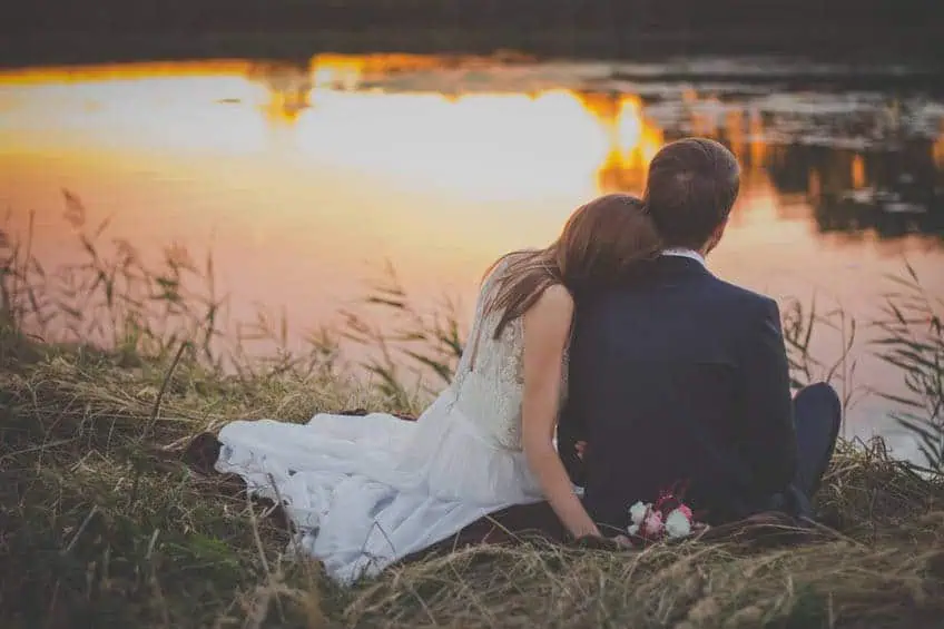 hochzeitspaar am see